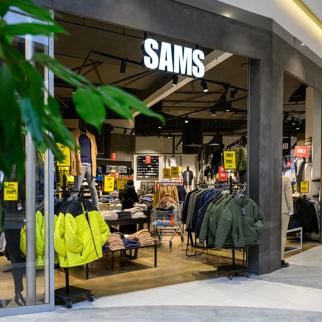 Besøg SAMS i Copenhagen Designer Outlet og shop moderigtigt tøj og sko til mænd.  